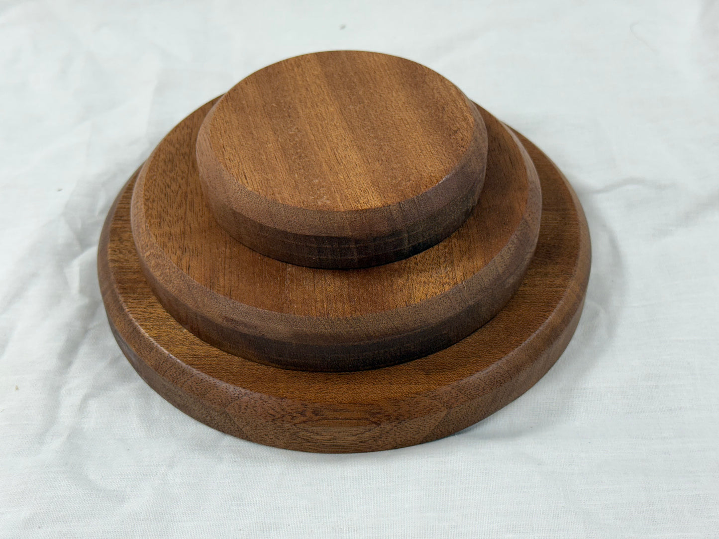 Close up of sapele mahogany hardwood grain on circular plinth