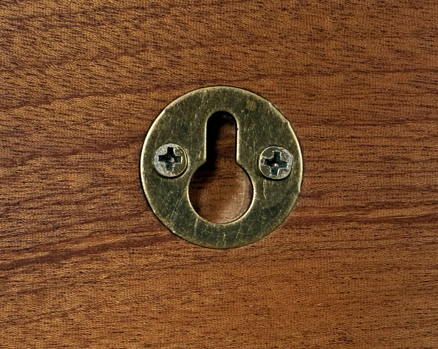 Hidden keyhole wall mounting fixing on personalised wooden stable sign