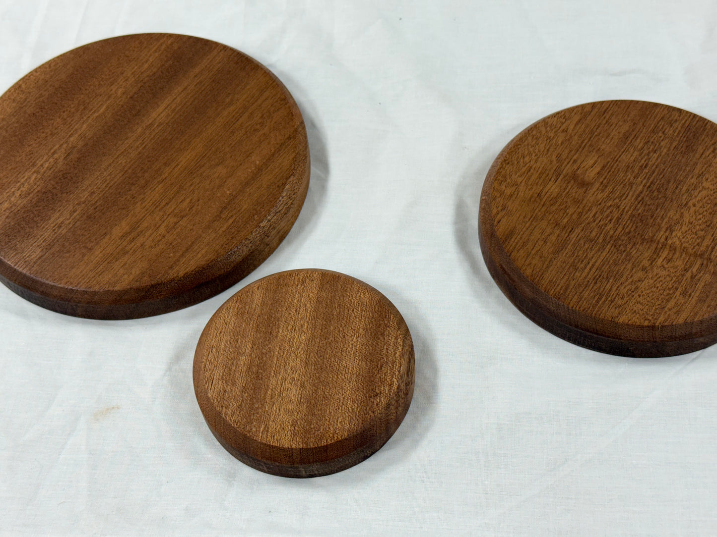 Sapele mahogany hardwood grain on circular plinth